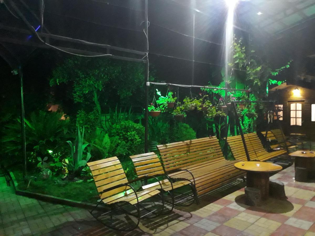 Гостевой Дом У Левы Hotel Gagra Exterior photo