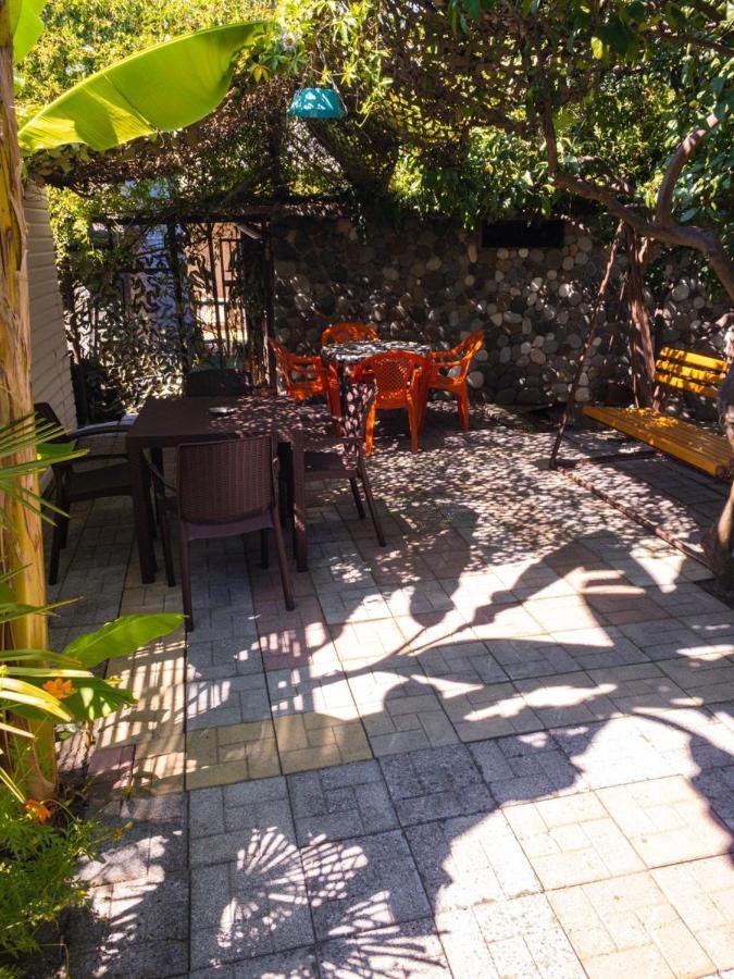 Гостевой Дом У Левы Hotel Gagra Exterior photo