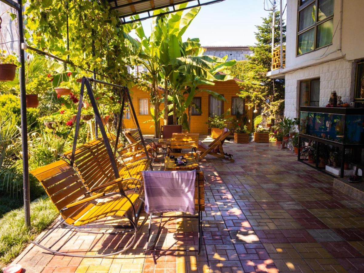 Гостевой Дом У Левы Hotel Gagra Exterior photo
