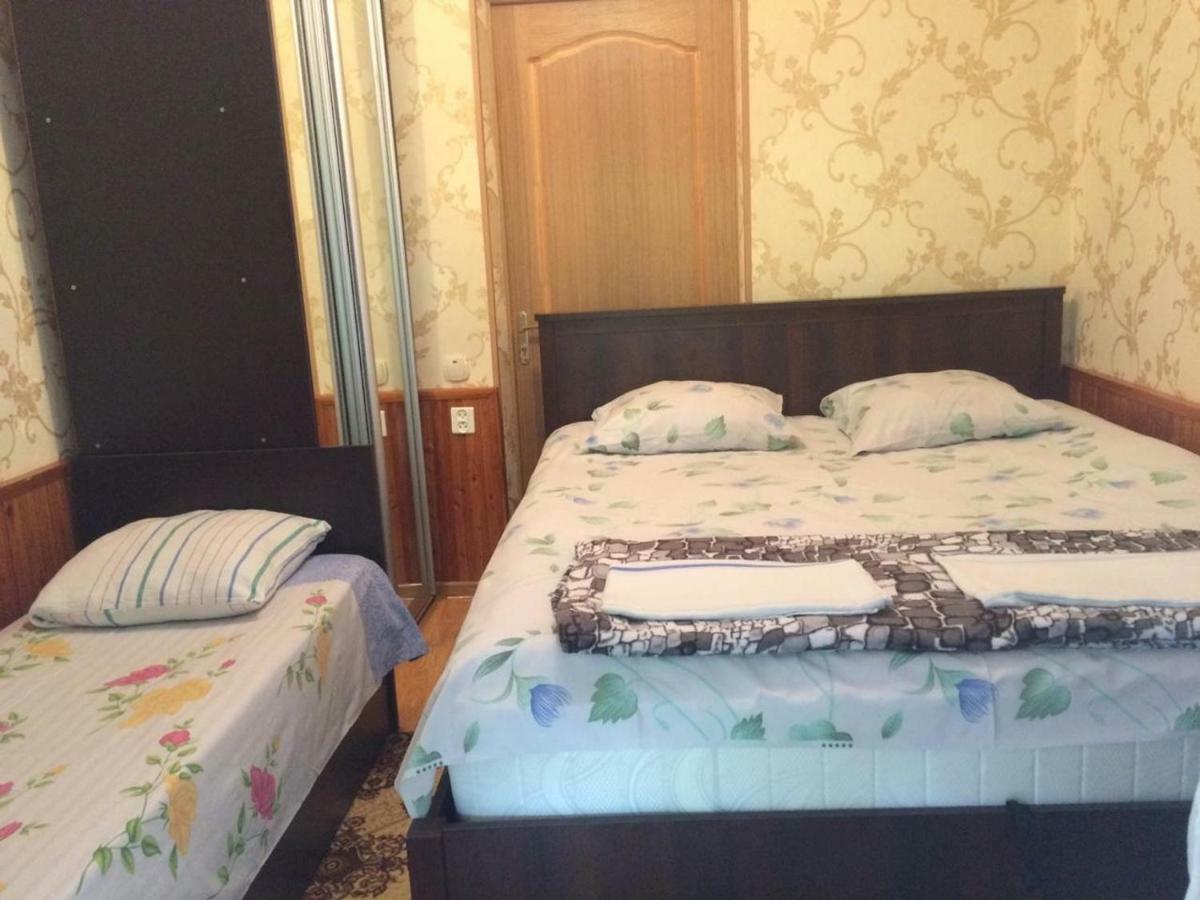 Гостевой Дом У Левы Hotel Gagra Exterior photo
